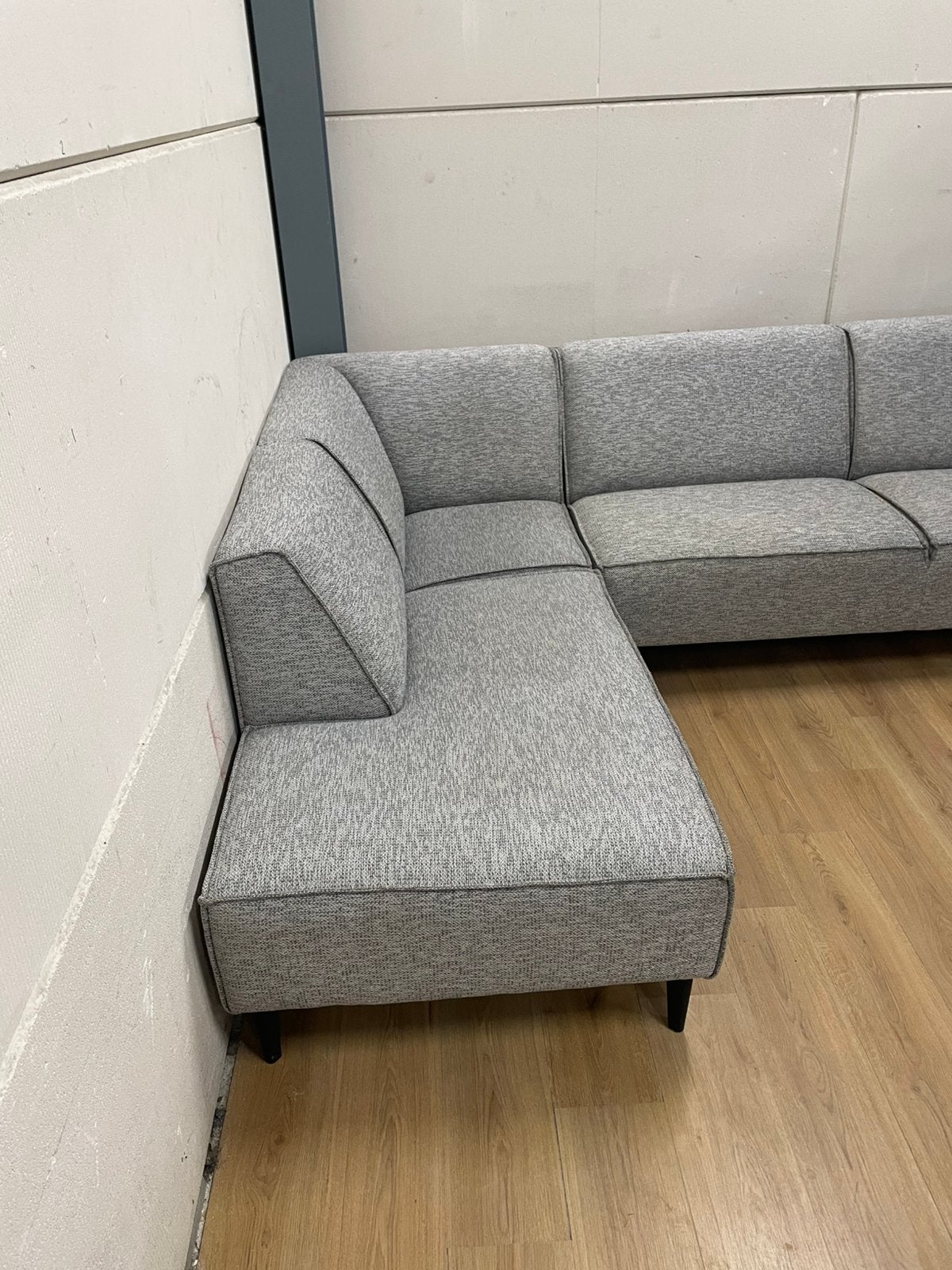 Foto 2 van Mooie luxe grijze moderne hoekbank - GEREINIGD!!!