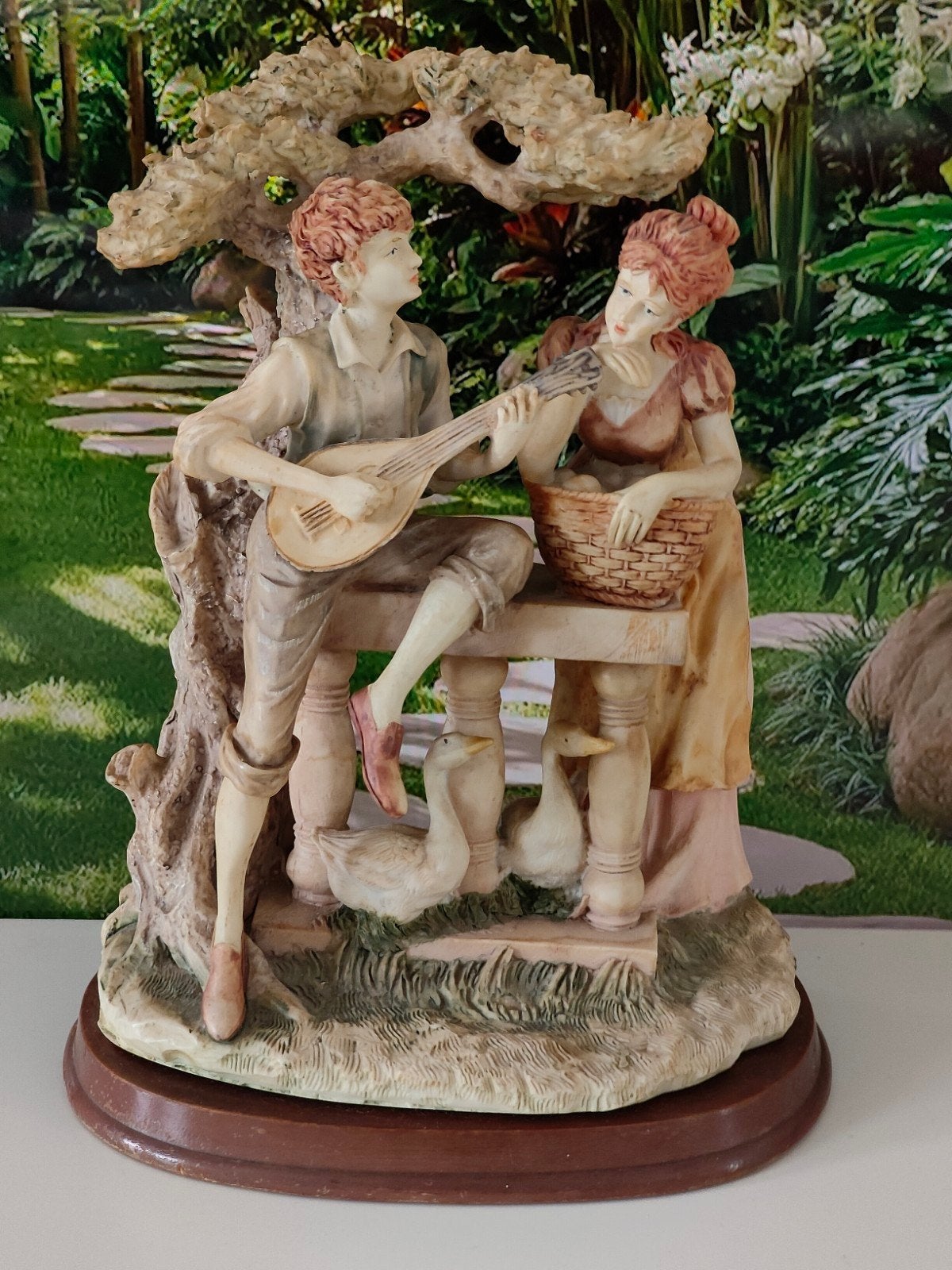 Romantisch decoratief beeld onder een boom, Ophalen of Verzenden