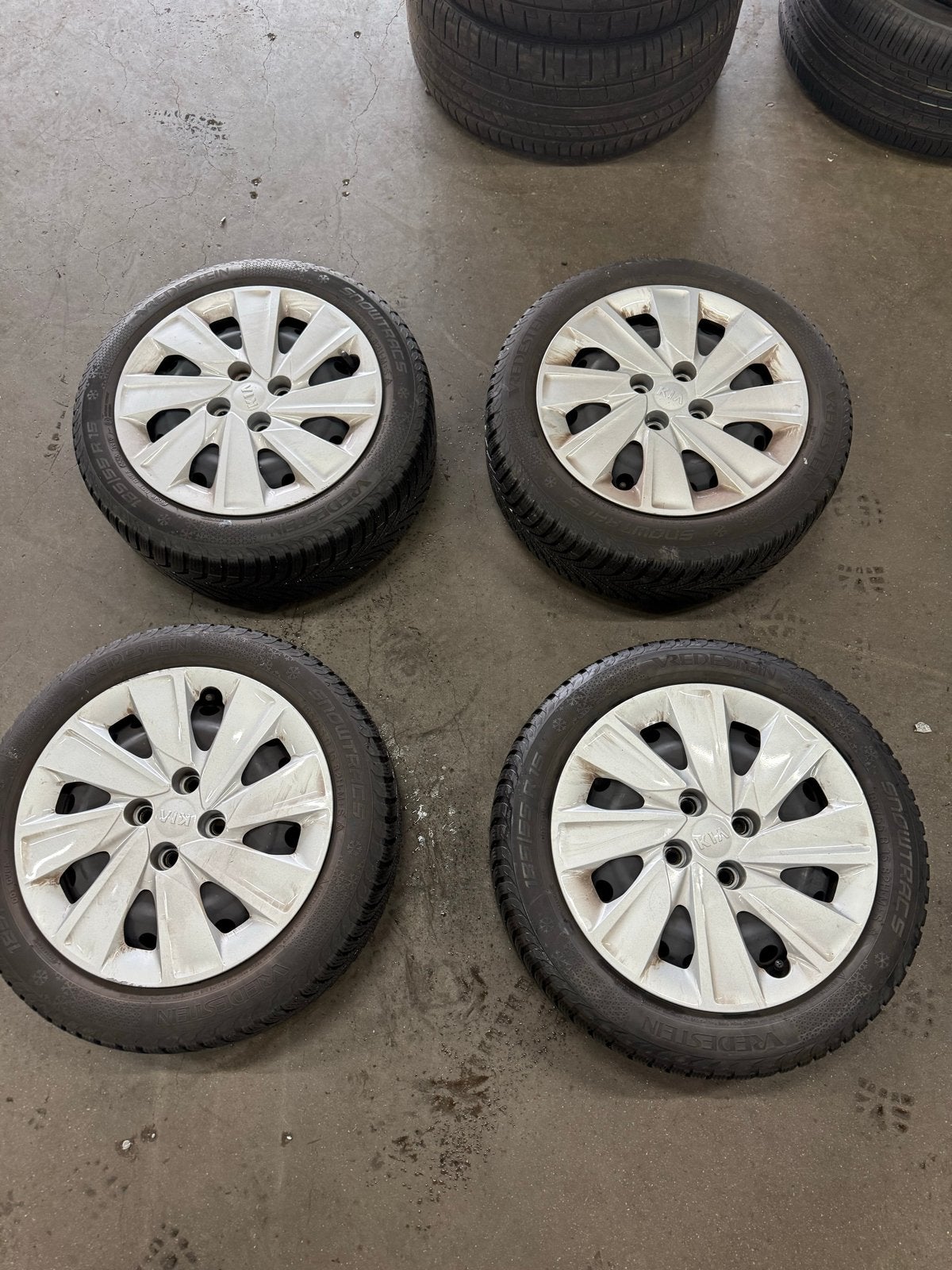 Kia velgen met Vredestein Snowtrac 185/55 R15 winterbanden, Ophalen of Verzenden, Gebruikt