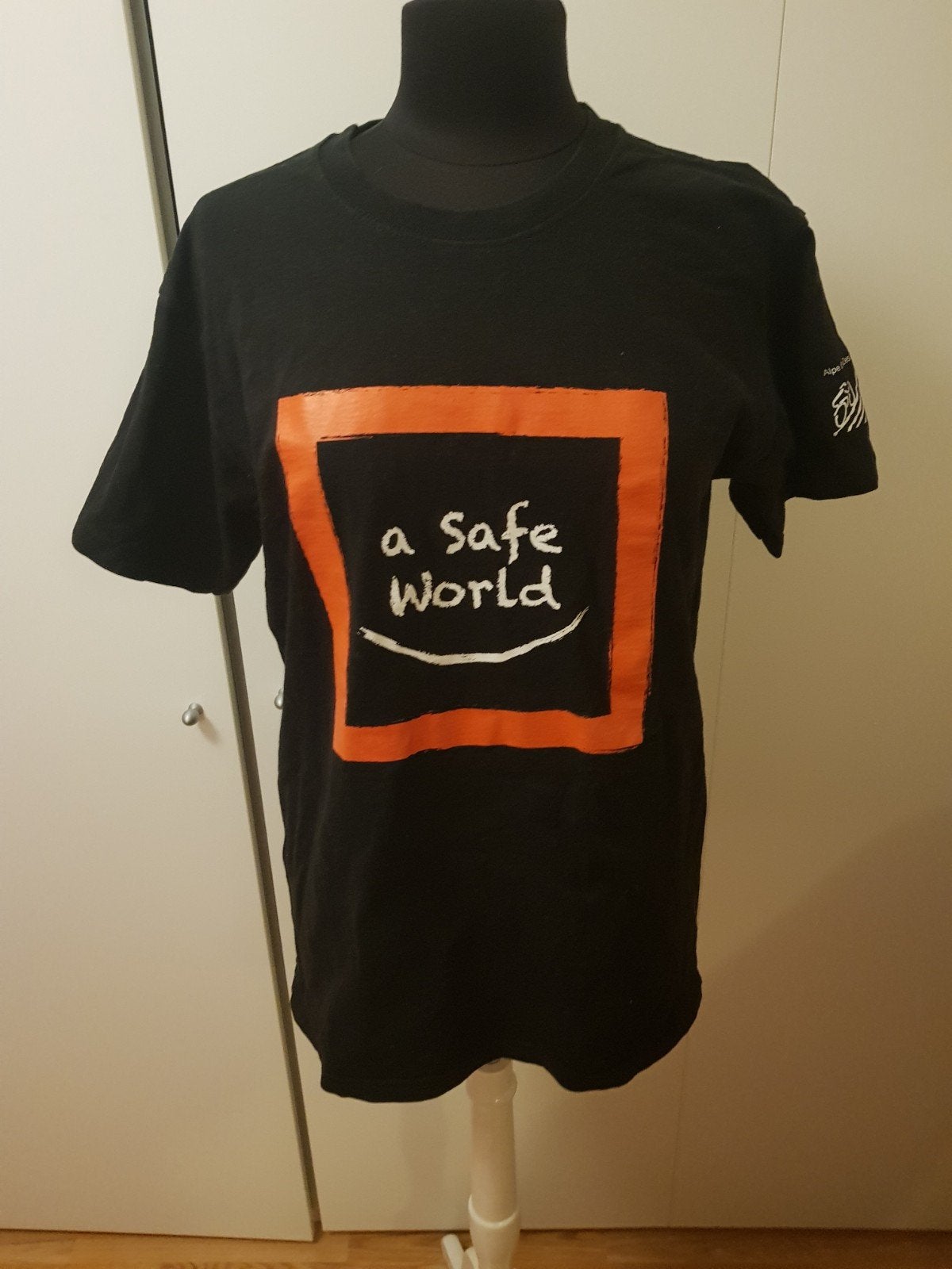 Zwart T-shirt 'a Safe World' Alpe d'HuZes – maat L *zgan*, Maat 52/54 (L), Zwart, Ophalen of Verzenden, Zo goed als nieuw