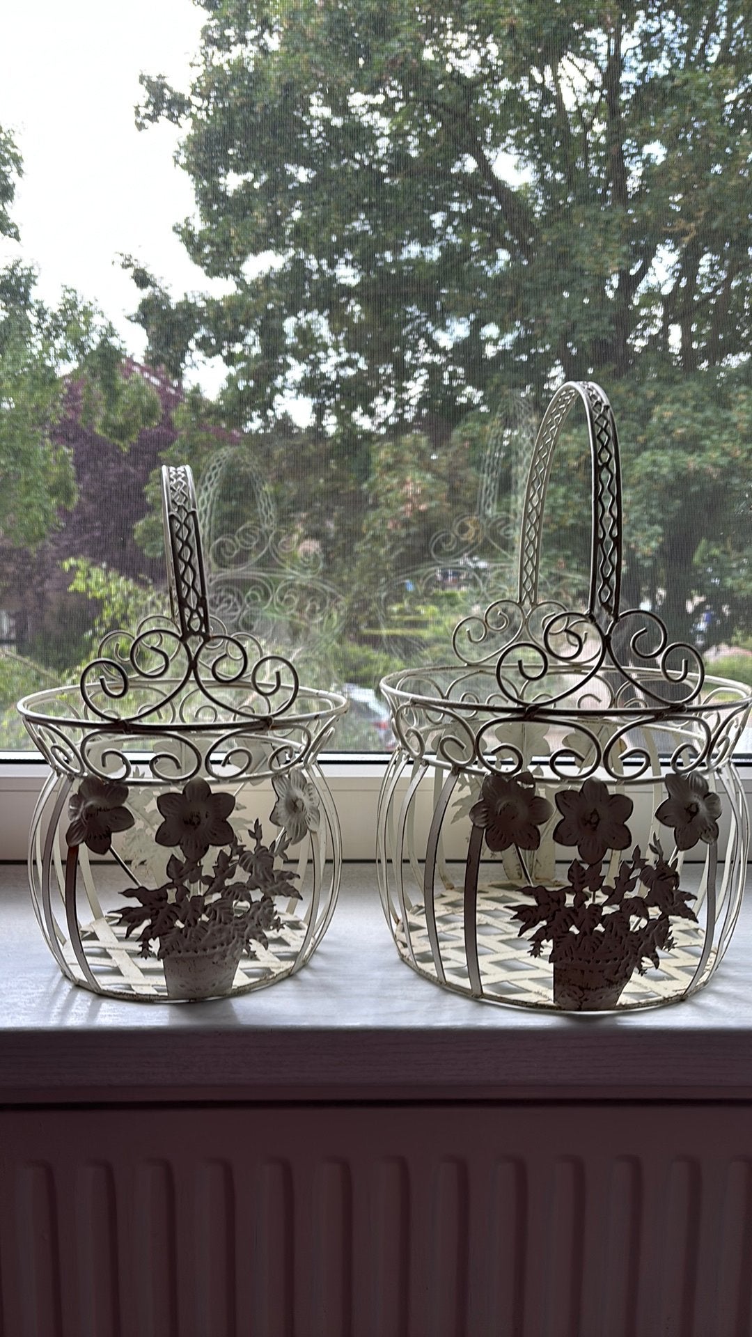 Set van 2 Brocante Bloempotten - Wit Metaal met Bloemdecor, Ophalen, Metaal, Wit, Gebruikt
