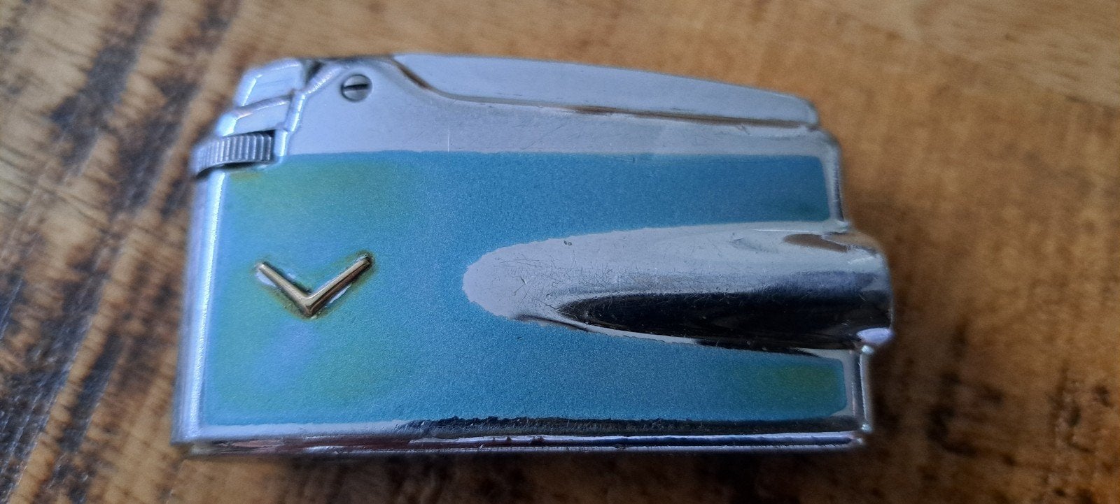 Vintage Aansteker Blauw/Groen met Gouden V-detail, Verzamelen, Ophalen, Gebruikt, Aansteker