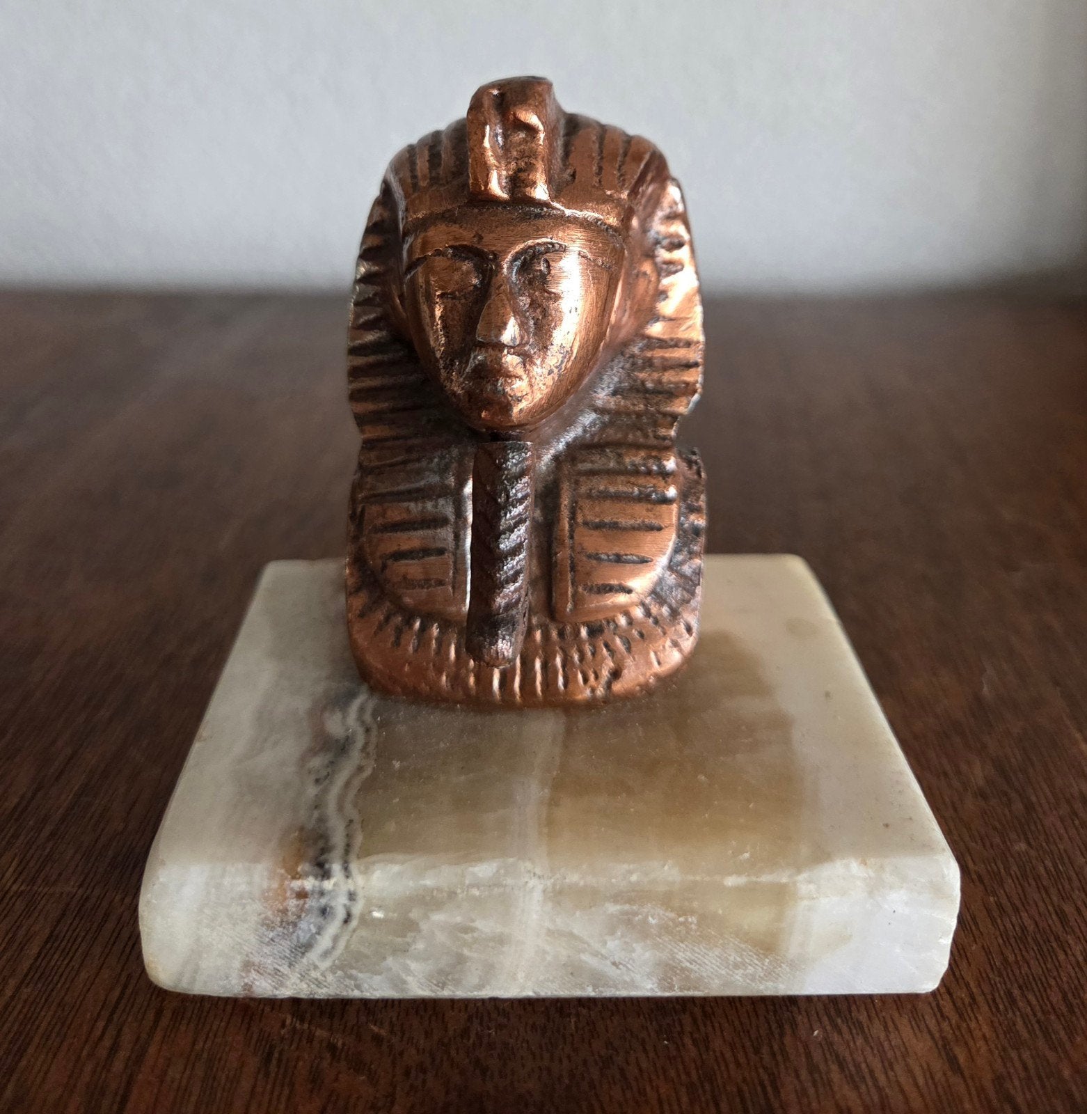 Vintage bronzen/koperen Buste Toetanchamon op albast voet, Antiek en Kunst, Curiosa en Brocante, Ophalen of Verzenden