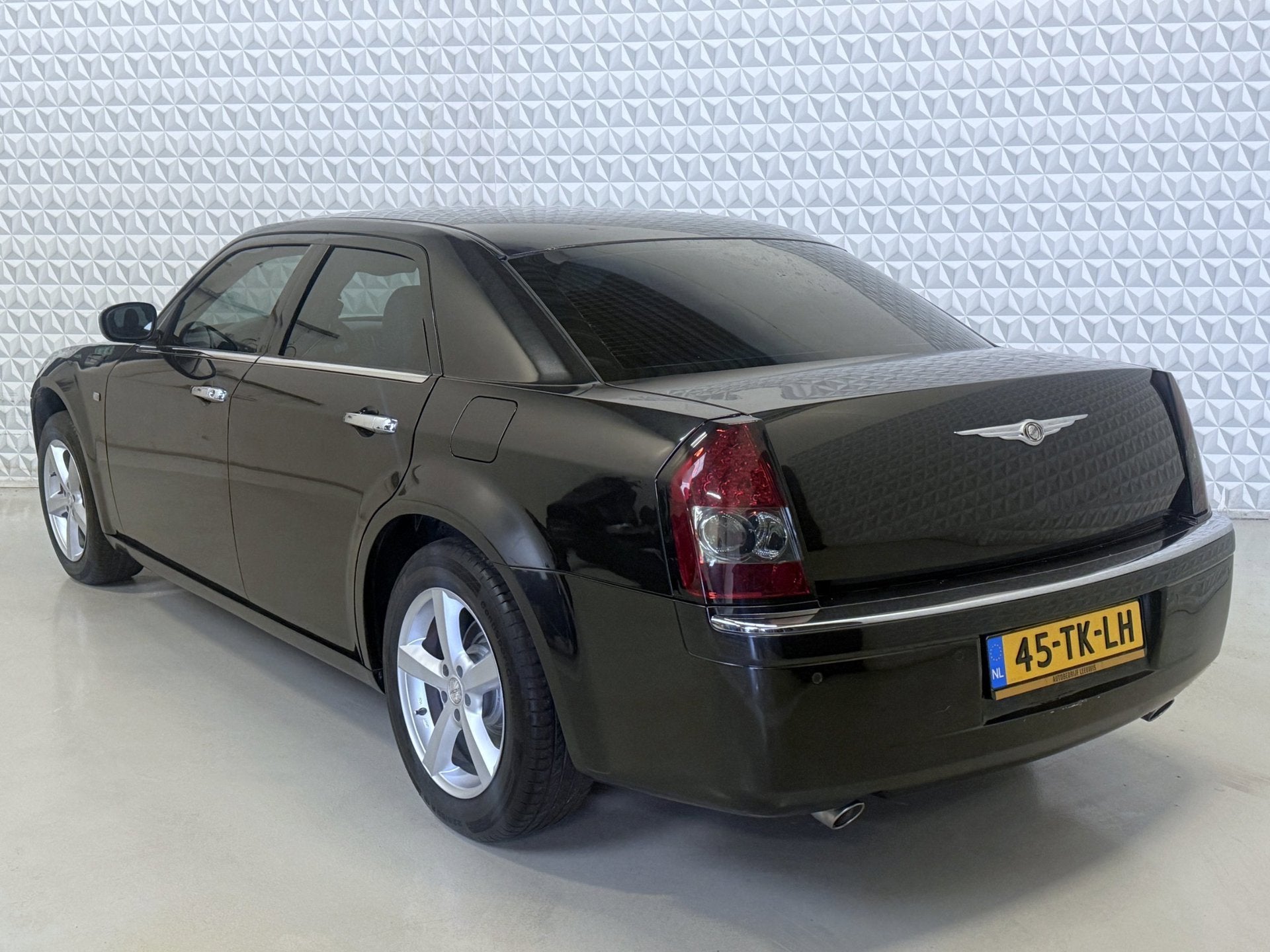 Chrysler 300C 2.7 V6 met VLEUGELDEUREN! 152.000km (2004), Auto's, Chrysler, Gebruikt, Leder, Bedrijf, Grijs