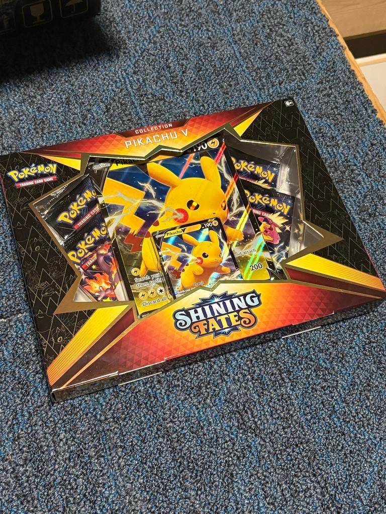 Pokémon Shining Fates Collection Pikachu V Box, Ophalen of Verzenden, Nieuw, Overige typen