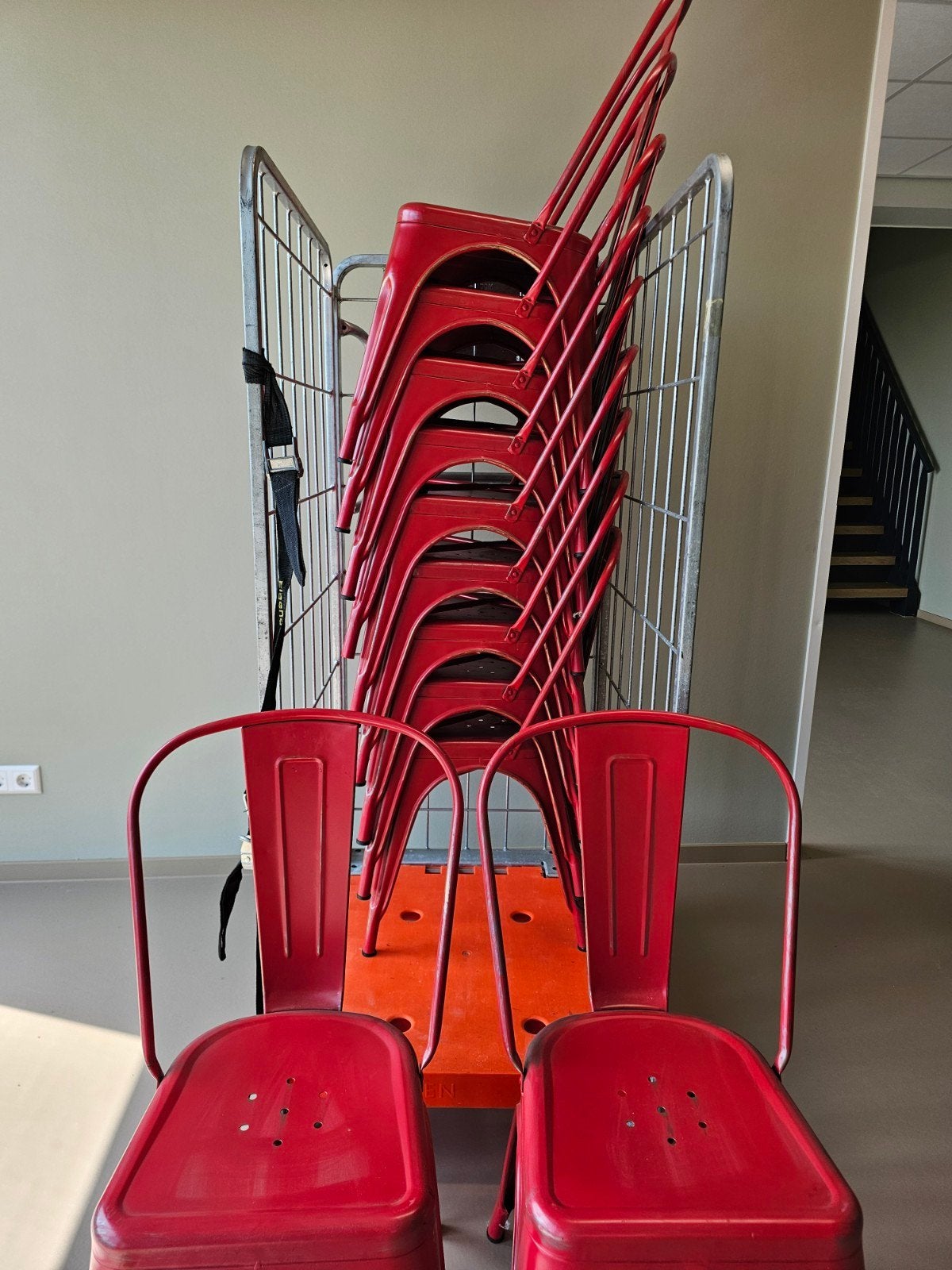 Set van 10 rode metalen stoelen - Industrieel design, Huis en Inrichting, Stoelen, Ophalen, Gebruikt, Industrieel, Modern, Loft