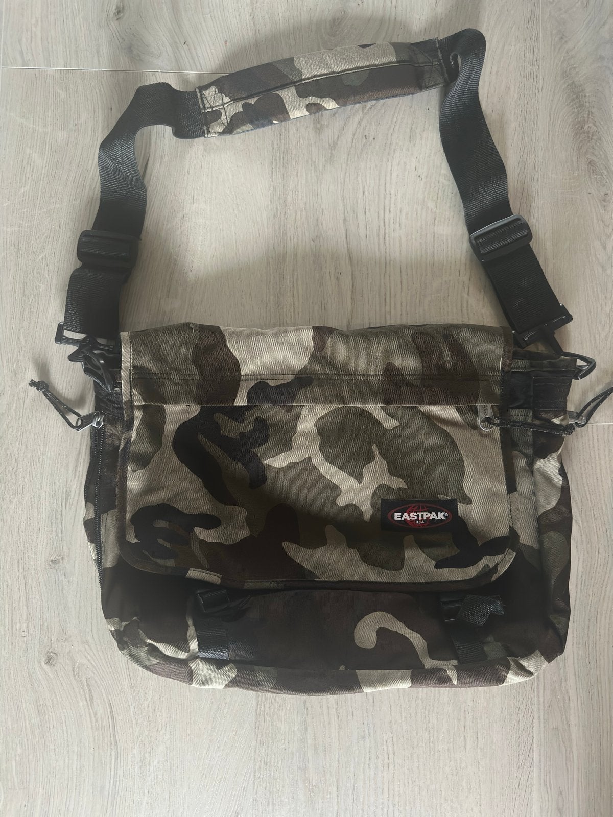 Eastpak schoudertas camouflage 40x30x10 (+10cm uitritsbaar), Ophalen of Verzenden, Zo goed als nieuw, Groen, Overige merken