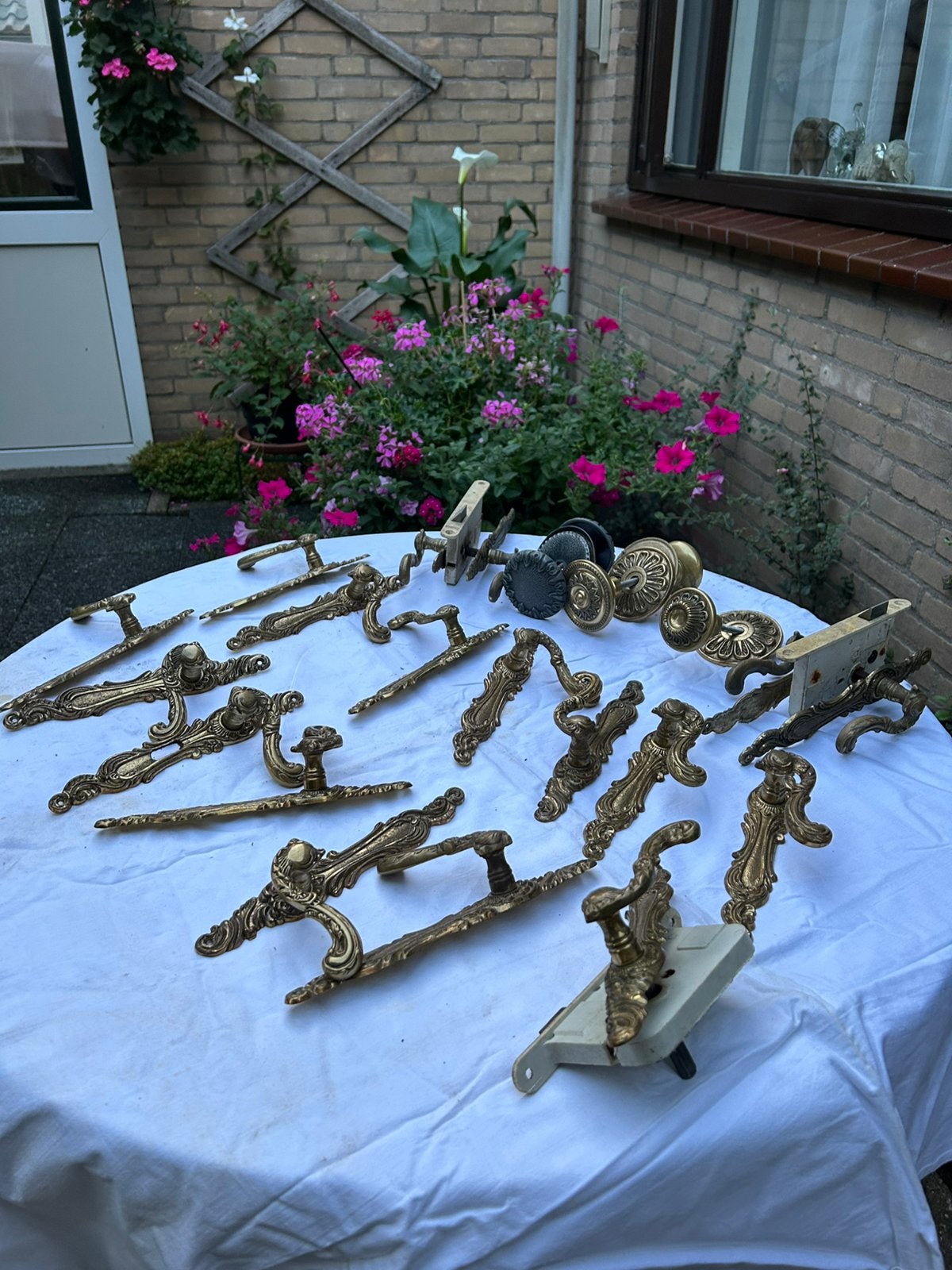 10 Antieke koperen deurklinken en 2  deurknoppen., Ophalen of Verzenden