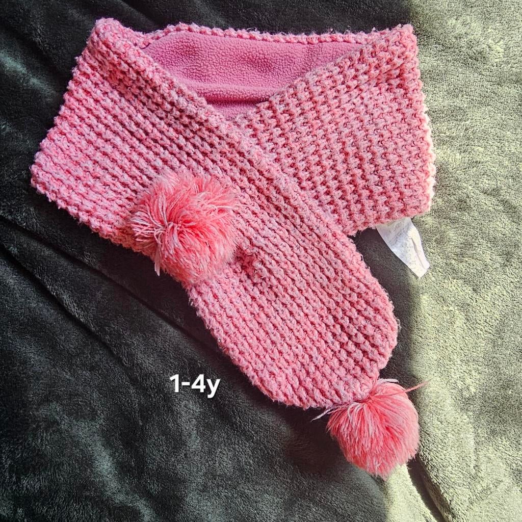 Roze gebreide sjaal met pompons voor 1-4 jaar, Kinderen en Baby's, Babykleding | Mutsen, Sjaals en Wanten, Gebruikt, Meisje, Ophalen of Verzenden