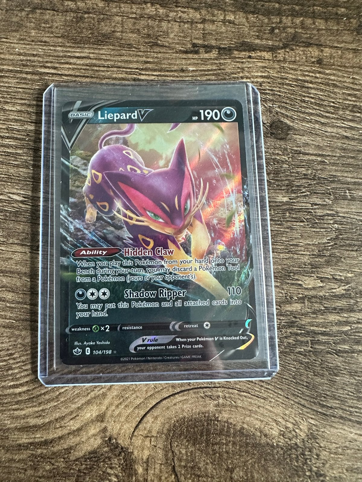 Liepard V Pokémon Kaart - 104/198, Ophalen of Verzenden, Zo goed als nieuw, Losse kaart, Foil