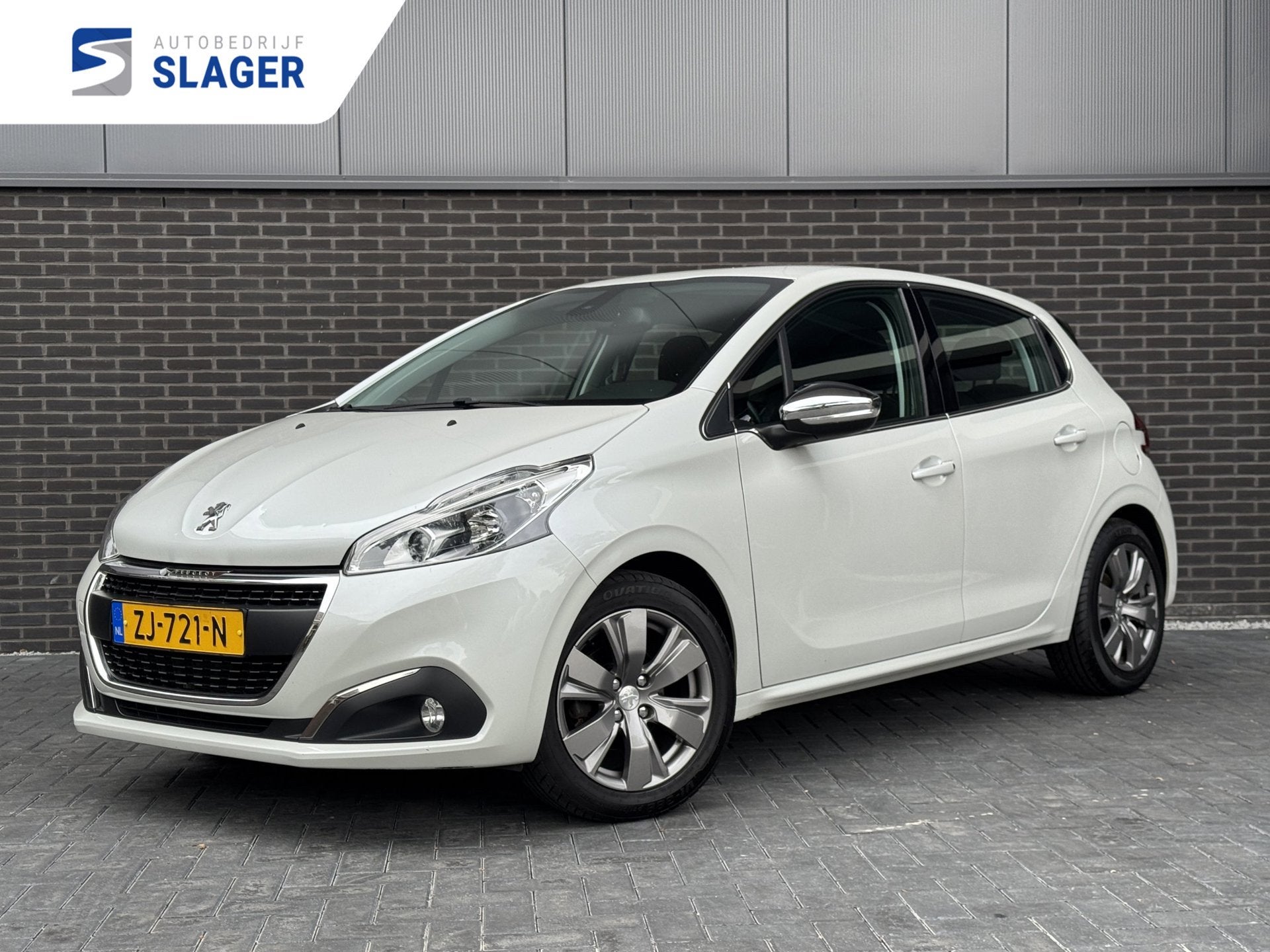 Peugeot 208 1.2 PureTech Blue Lease Allure 110pk | 6-bak | N, Voorwielaandrijving, Stof, Gebruikt, 1199 cc