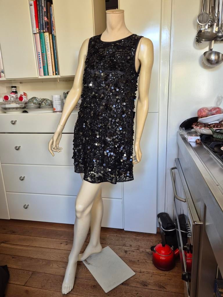 Jurkje Pierre Mantaux Abito pailliettes ww €440,- LBD zwart, Maat 38/40 (M), Verzenden, Zwart, Nieuw