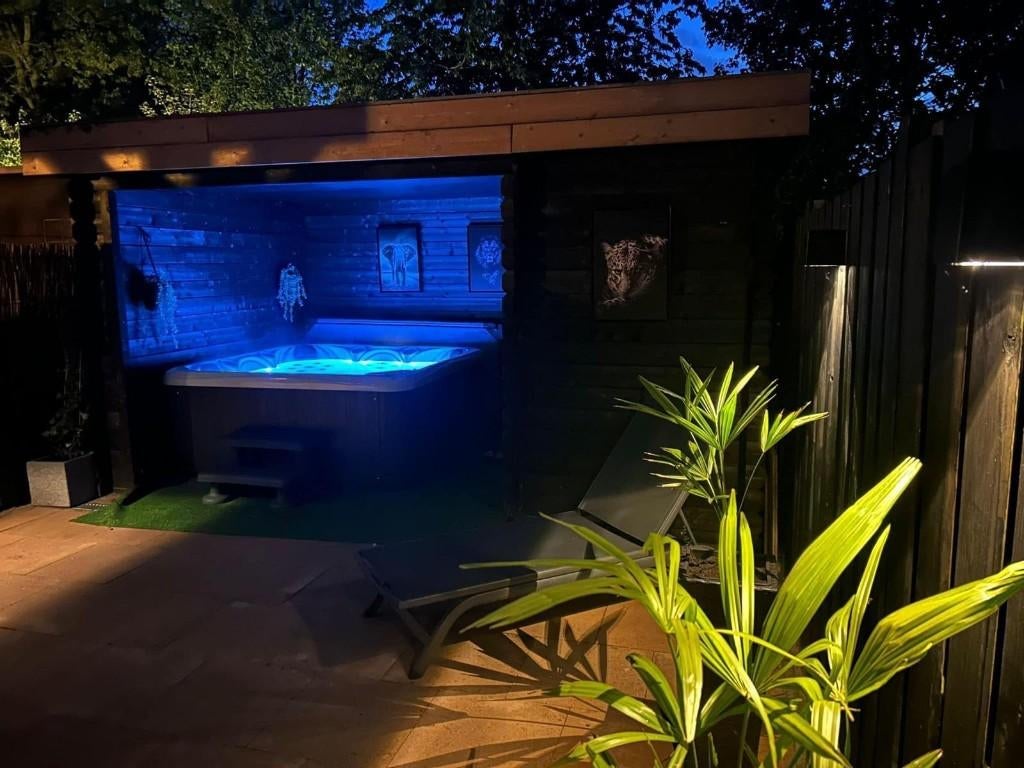 5-persoons jacuzzi Spa Praise Classic, Tuin en Terras, Ophalen, Zo goed als nieuw, Trap, Vast