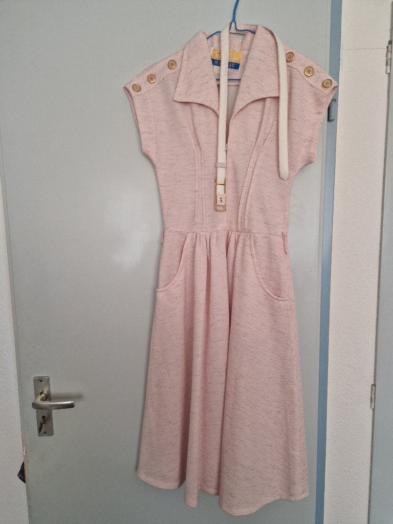 Zeer mooi licht rozig met wit jurk maat M uit India met riem, Ophalen of Verzenden, Zo goed als nieuw, Maat 38/40 (M), Onder de knie