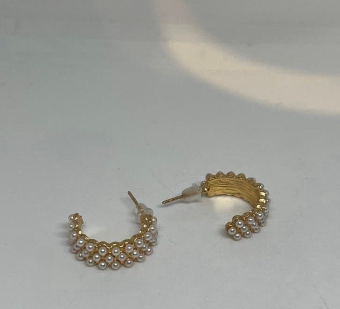 Goudkleurige Oorbellen met Parelmoer Details - Nieuw, Sieraden, Tassen en Uiterlijk, Oorbellen, Overige materialen, Verzenden