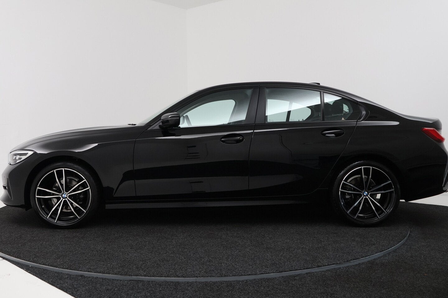 BMW 3 Serie 318i Executive Edition (NAVIGATIE, CARPLAY, LED, Automaat, 1998 cc, Achterwielaandrijving, Gebruikt