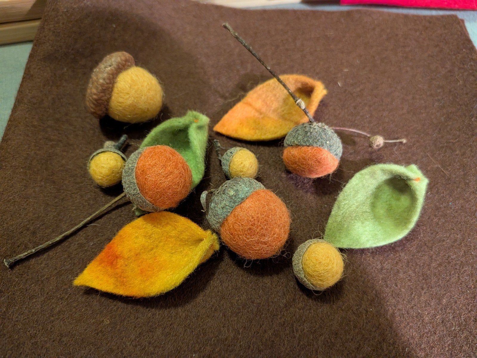 wolvilt eikeltjes met sprookjes vilt blaadjes, Ophalen of Verzenden, Nieuw, Figuurtje(s), Wolvilt
