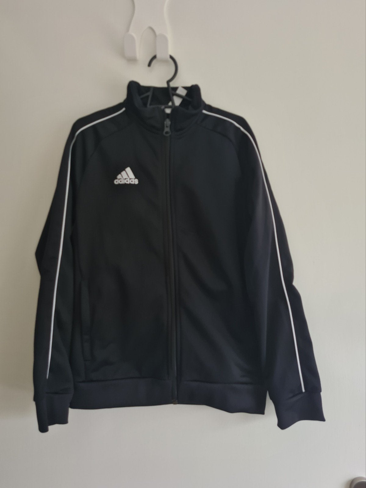 Adidas trainingsjack zwart maat 140 met ritszakken, Adidas, Jongen of Meisje, Trui of Vest, Ophalen of Verzenden