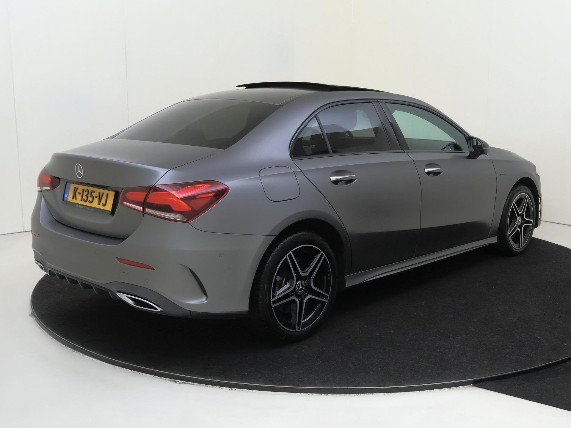 Mercedes-Benz A-klasse 250 e Business Solution AMG Limited M, Auto's, Mercedes-Benz, Gebruikt, 4 cilinders, 16 kWh, Leder en Stof
