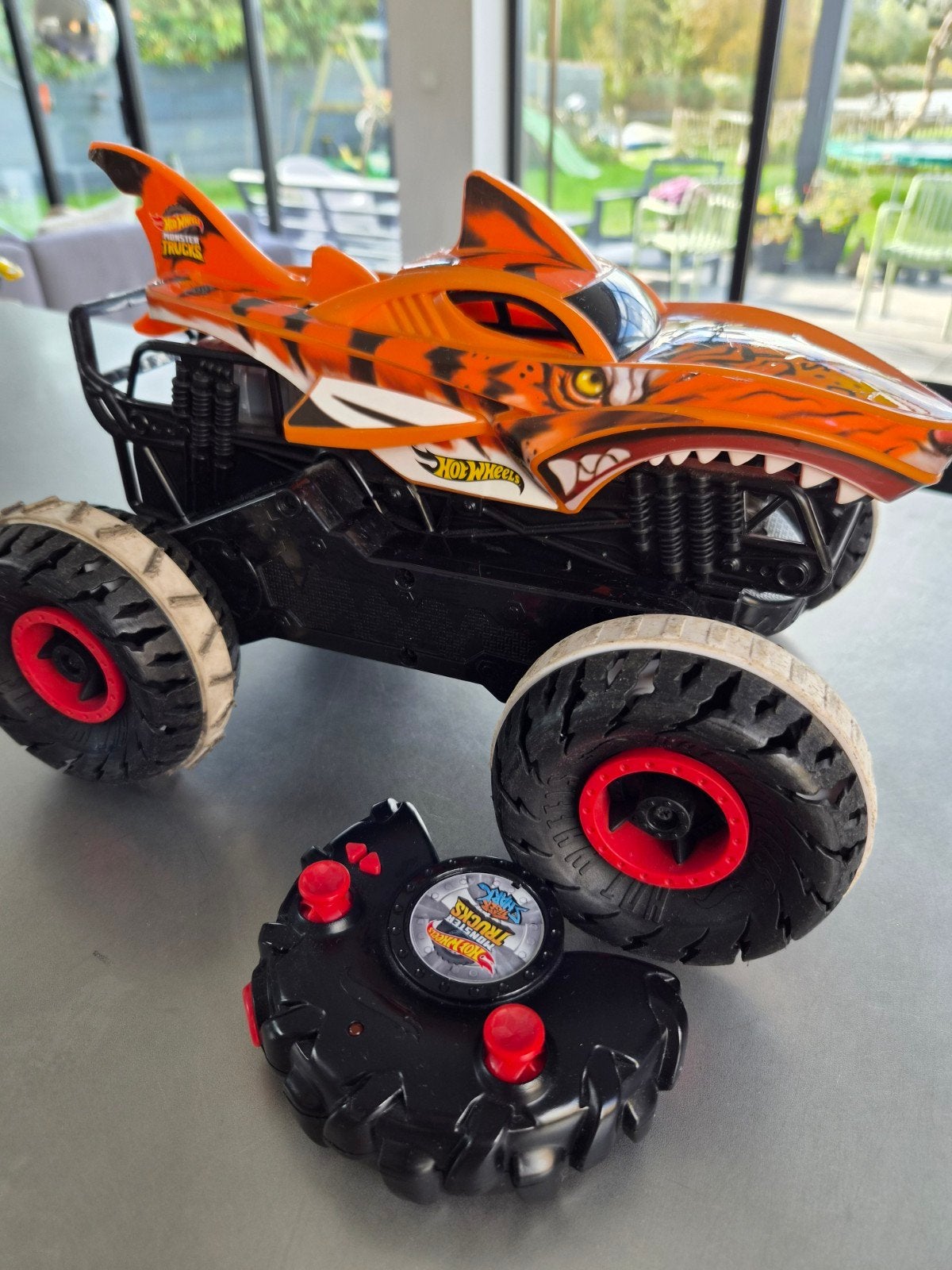 Hot Wheels Monster Trucks RC Tiger Shark, Hobby en Vrije tijd, Elektro, Auto offroad, Ophalen of Verzenden, Zo goed als nieuw