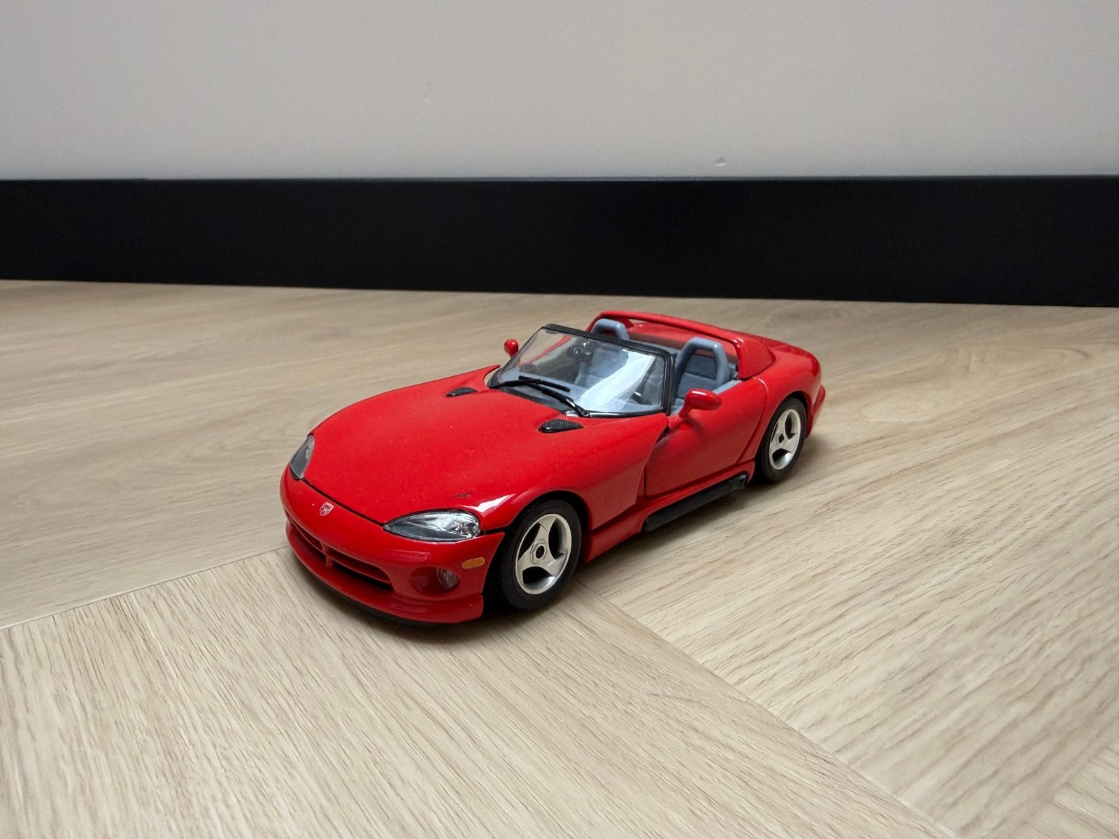 Bburago Dodge Viper rood 1/24 modelauto, Hobby en Vrije tijd, Ophalen of Verzenden, Zo goed als nieuw, Bburago
