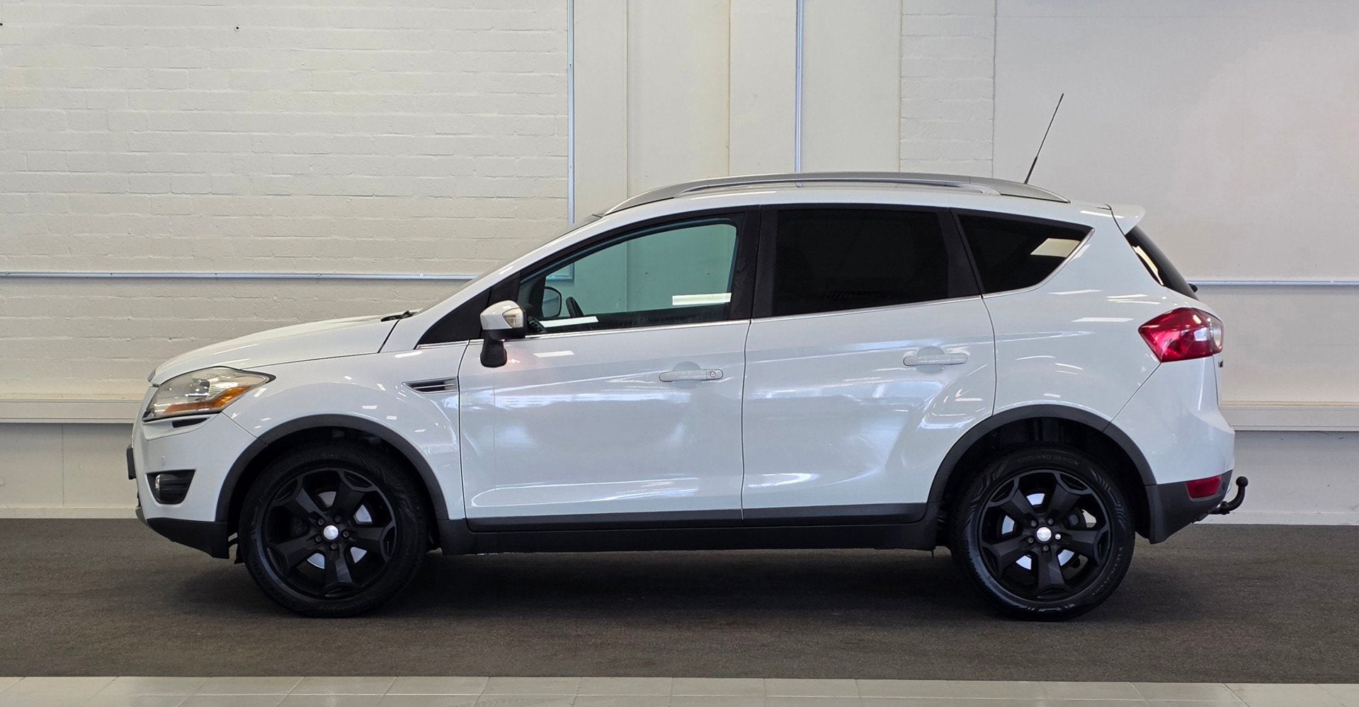 Ford Kuga 2.5 20V Titanium Trekhaak Panoramadak Leder Naviga, Auto's, Automaat, Gebruikt, Zwart, 1553 kg