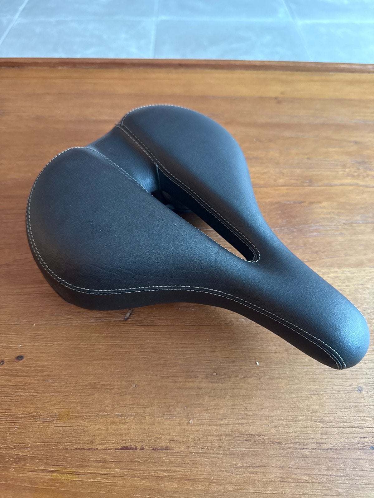 BBB Softshape Relaxed 20S Zadel - Zo goed als nieuw, Fietsen en Brommers, Ophalen, Kunststof, Zo goed als nieuw, Zadel