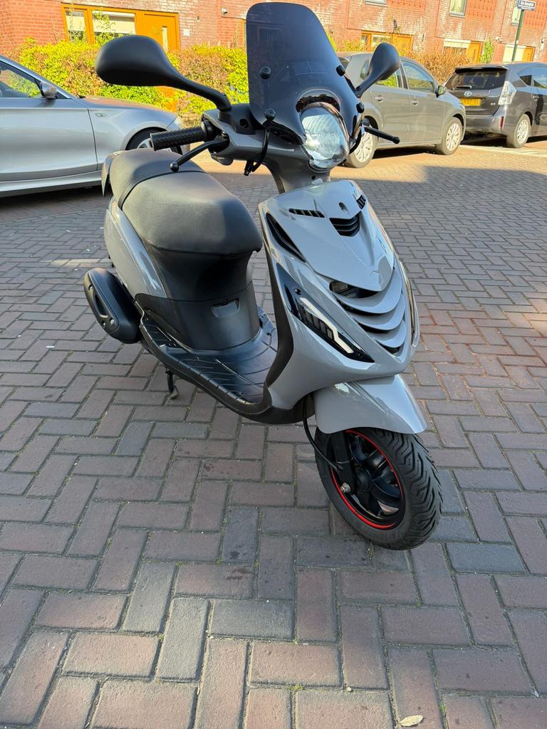 Piaggio Zip 2020 Nardo Grey - Goed onderhouden, Fietsen en Brommers, Scooters | Overige merken, Zo goed als nieuw, Benzine, Ophalen