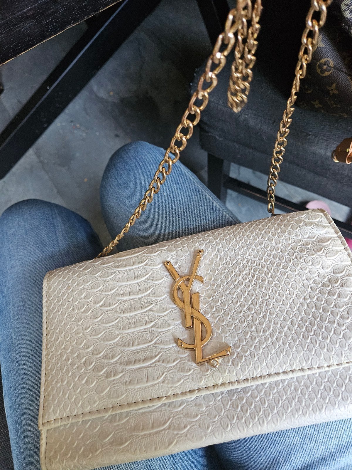 Stijlvolle witte schoudertas met gouden ketting, Sieraden, Tassen en Uiterlijk, Tassen | Damestassen, Ophalen of Verzenden, Zo goed als nieuw