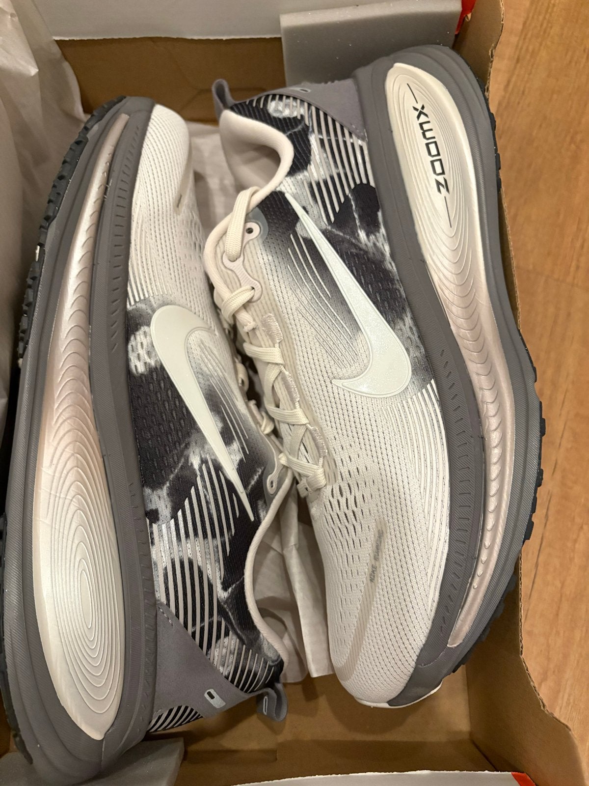 Nike Vomero 18 SE Phantom/Sail - Maat 44 - Nieuw in doos, Ophalen of Verzenden, Nieuw