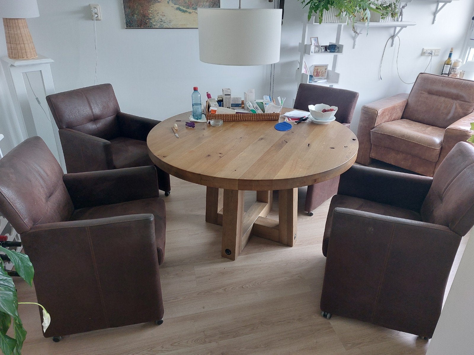 Eikenhouten ronde tafel met 4 lederen eetkamerstoelen, Ophalen, Gebruikt, Vier personen, 100 tot 150 cm