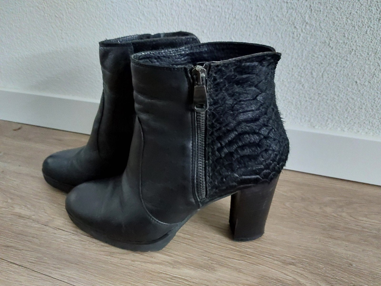 Manfield - Enkellaarzen in maat 40, Kleding | Dames, Schoenen, Zwart, Lage of Enkellaarzen, Ophalen of Verzenden, Zo goed als nieuw