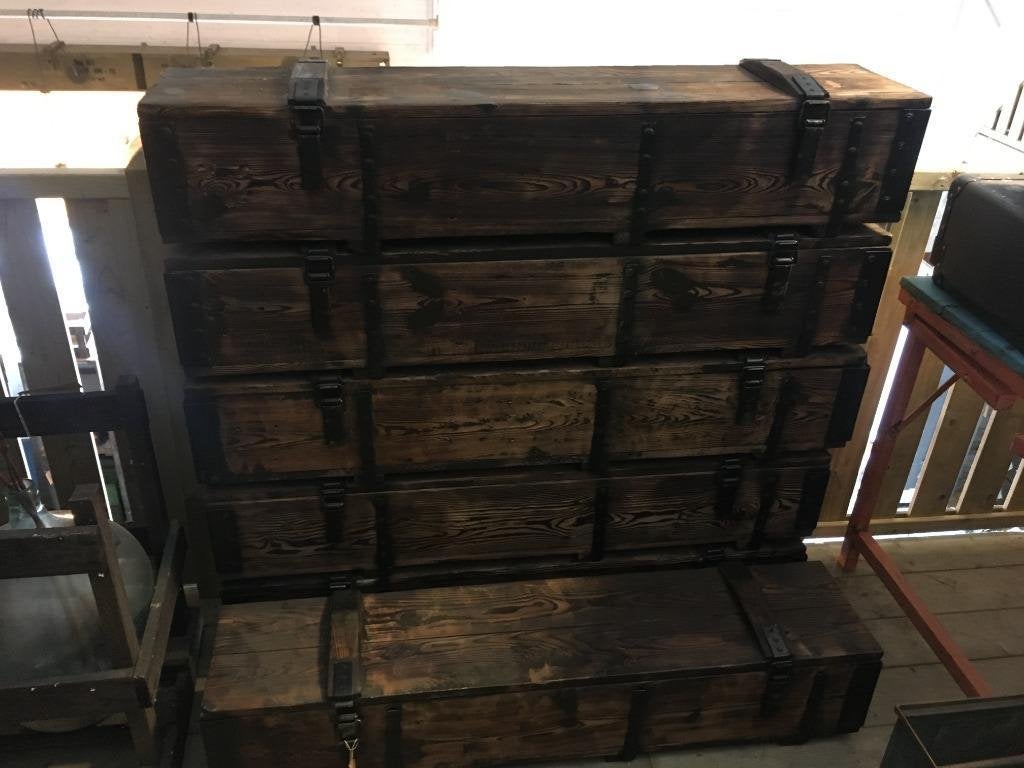 Foto 10 van Hele gave gebrande en geborstelde houten legerkisten