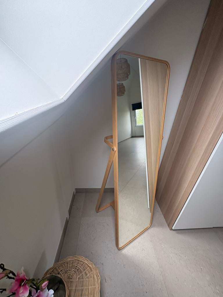 Stijlvolle staande spiegel met houten frame, Huis en Inrichting, Woonaccessoires | Spiegels, Ophalen, Minder dan 50 cm, Zo goed als nieuw