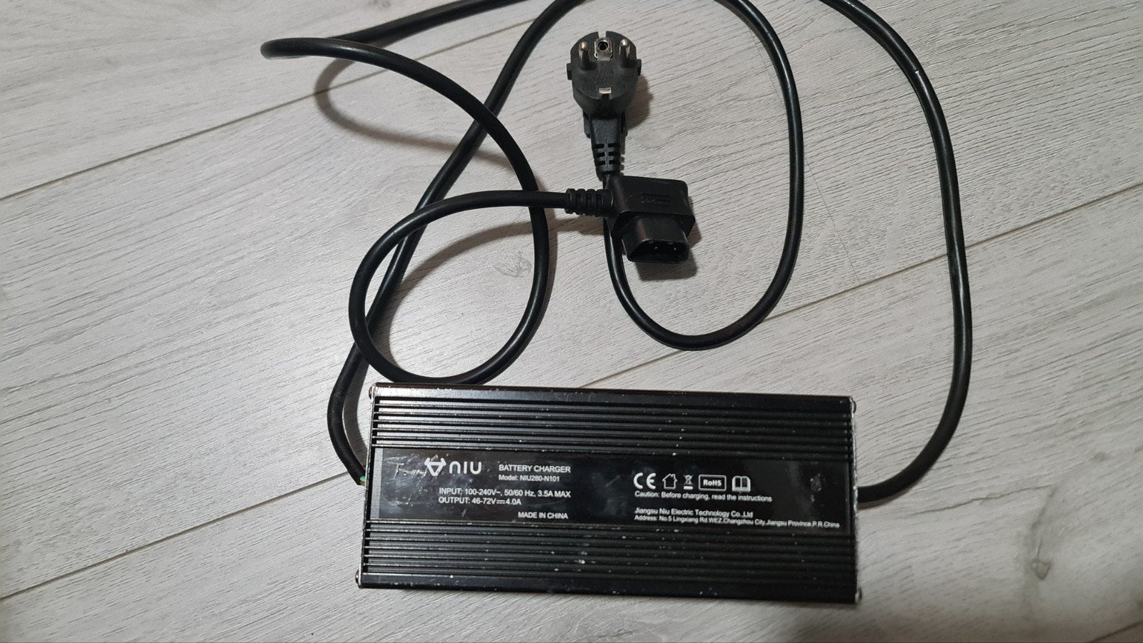 NIU Accu oplader voor 60v accu's - Origineel, Ophalen of Verzenden, Gebruikt
