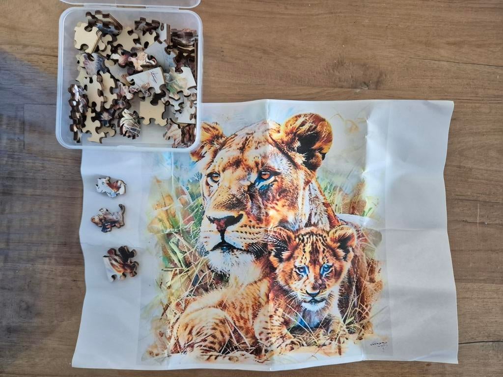 Houten legpuzzel leeuwin met welp, Ophalen of Verzenden, Minder dan 500 stukjes, Zo goed als nieuw, Legpuzzel