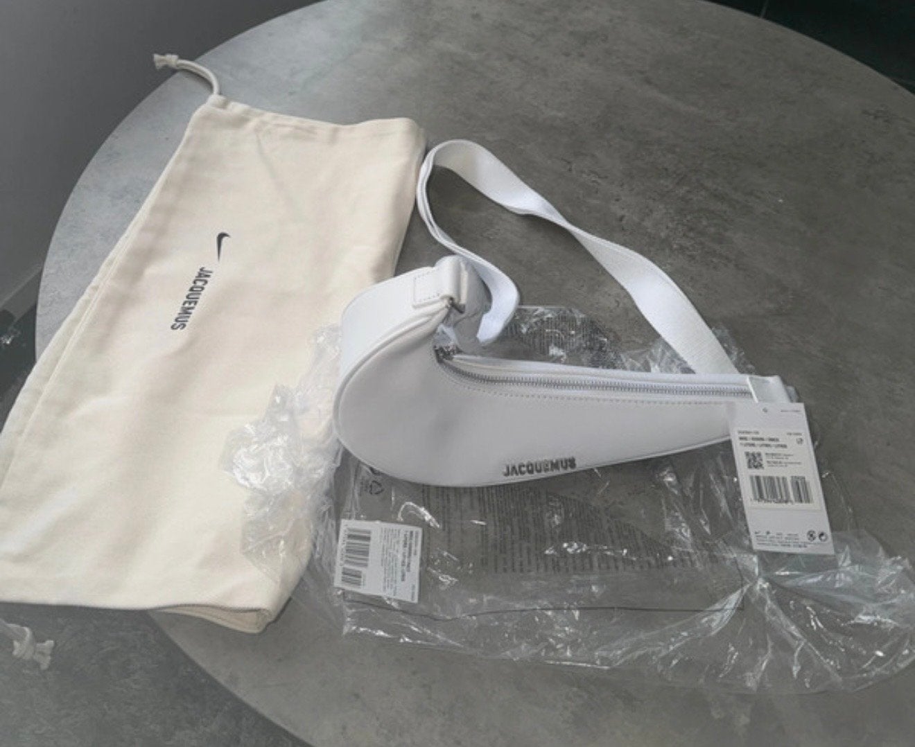 Jacquemus x Nike Le Swoosh tasje wit - Nieuw met labels, Sieraden, Tassen en Uiterlijk, Tassen | Damestassen, Ophalen of Verzenden