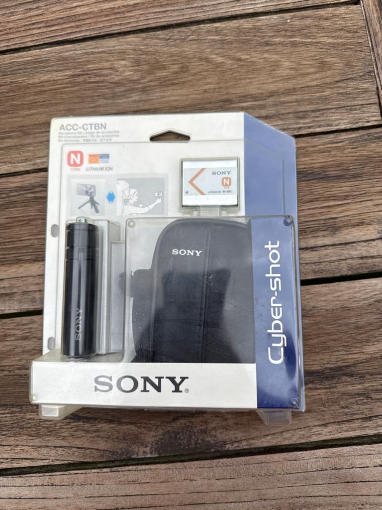 Sony Cyber-shot ACC-CTBN Accessoire Kit - Nieuw, Audio, Tv en Foto, Fotografie | Accu's en Batterijen, Nieuw, Ophalen of Verzenden