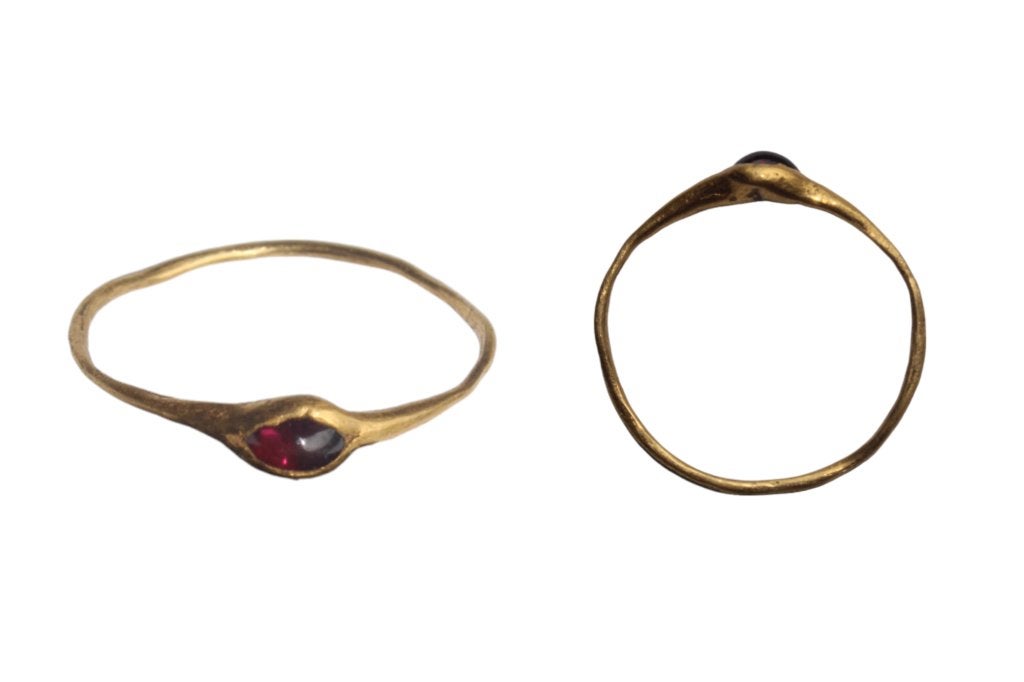 Bodemvondst middeleeuwse gouden ring met garnet, Ophalen of Verzenden, Goud