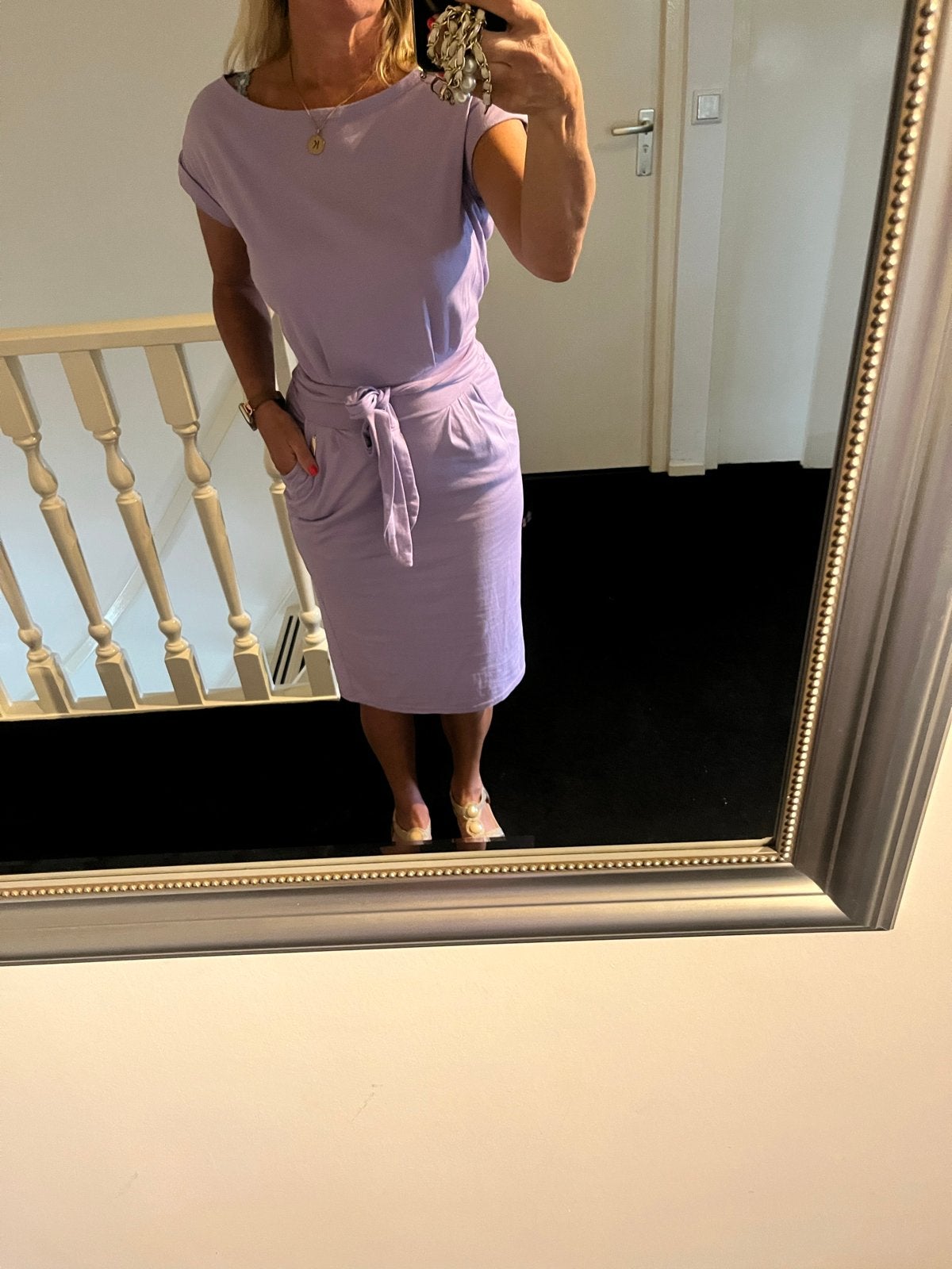 Lila jurk maat S met strikceintuur, Kleding | Dames, Paars, Ophalen of Verzenden, Zo goed als nieuw, Knielengte