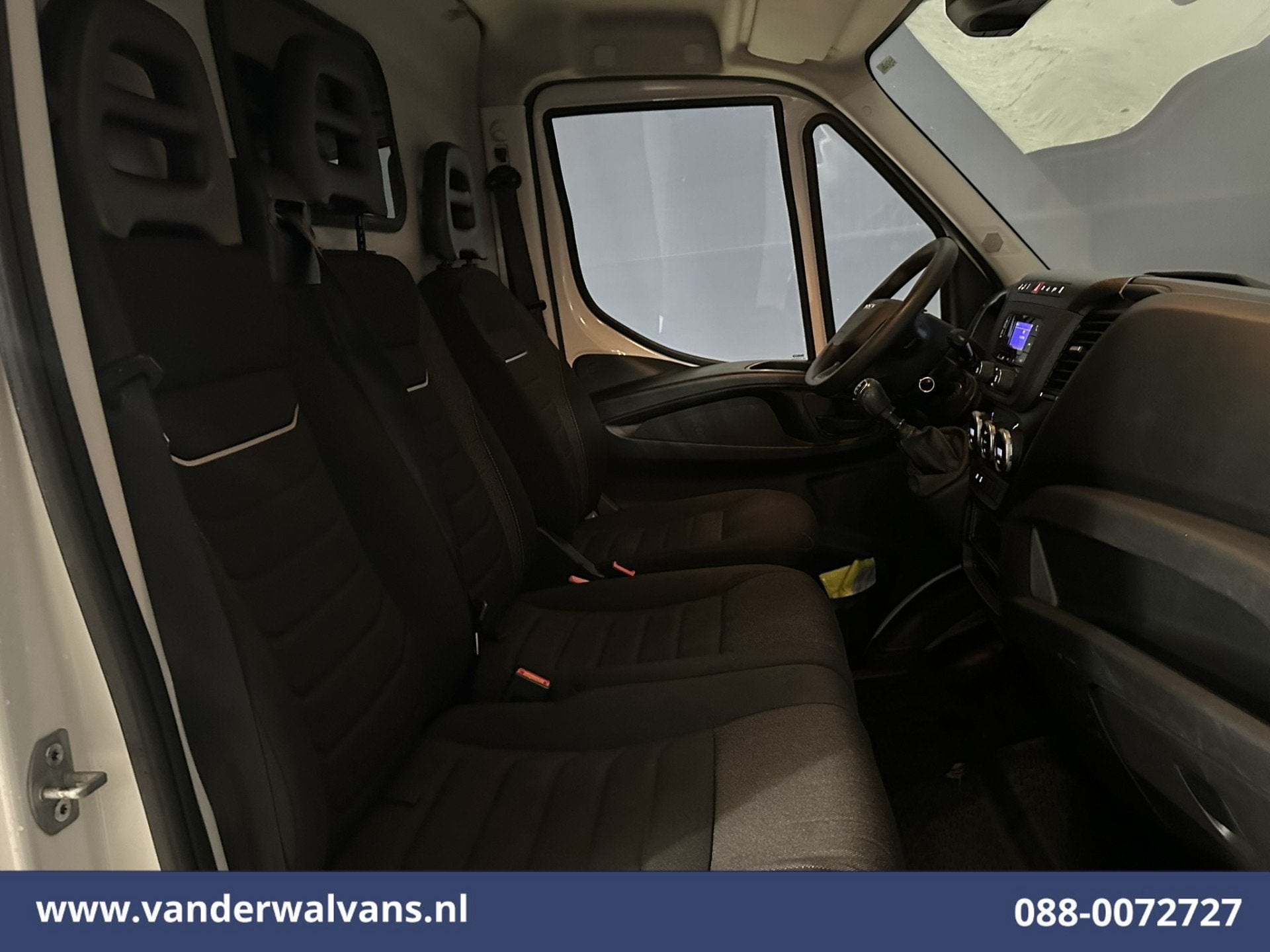 Iveco Daily 35S16V 157pk L2H2 Euro6 Airco | 3500kg trekvermo, Auto's, Dealer onderhouden, Gebruikt, Iveco, 2080 kg