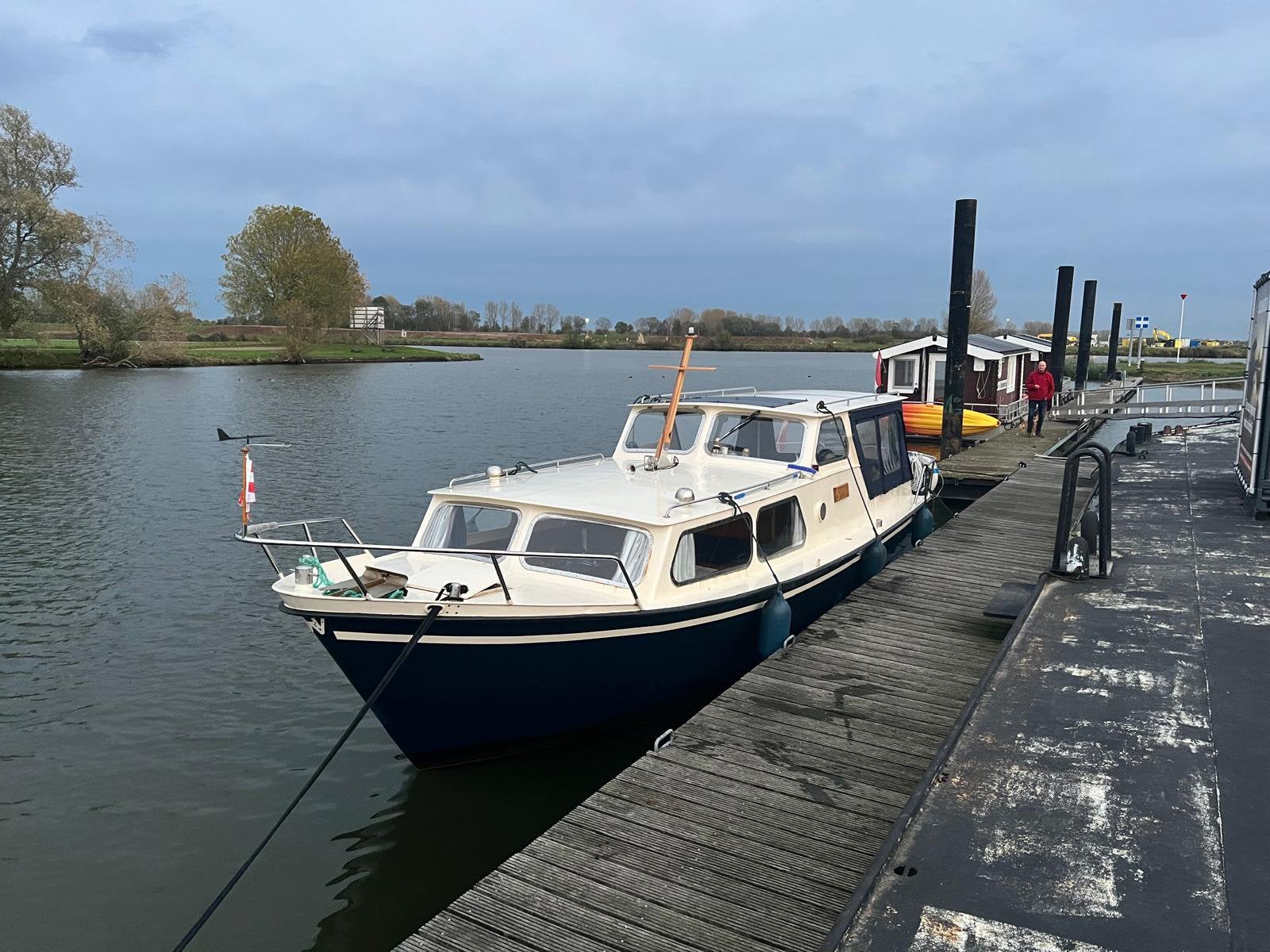 Foto 8 van Mooie originele Hewi kruiser met boegschroef 9.5x3