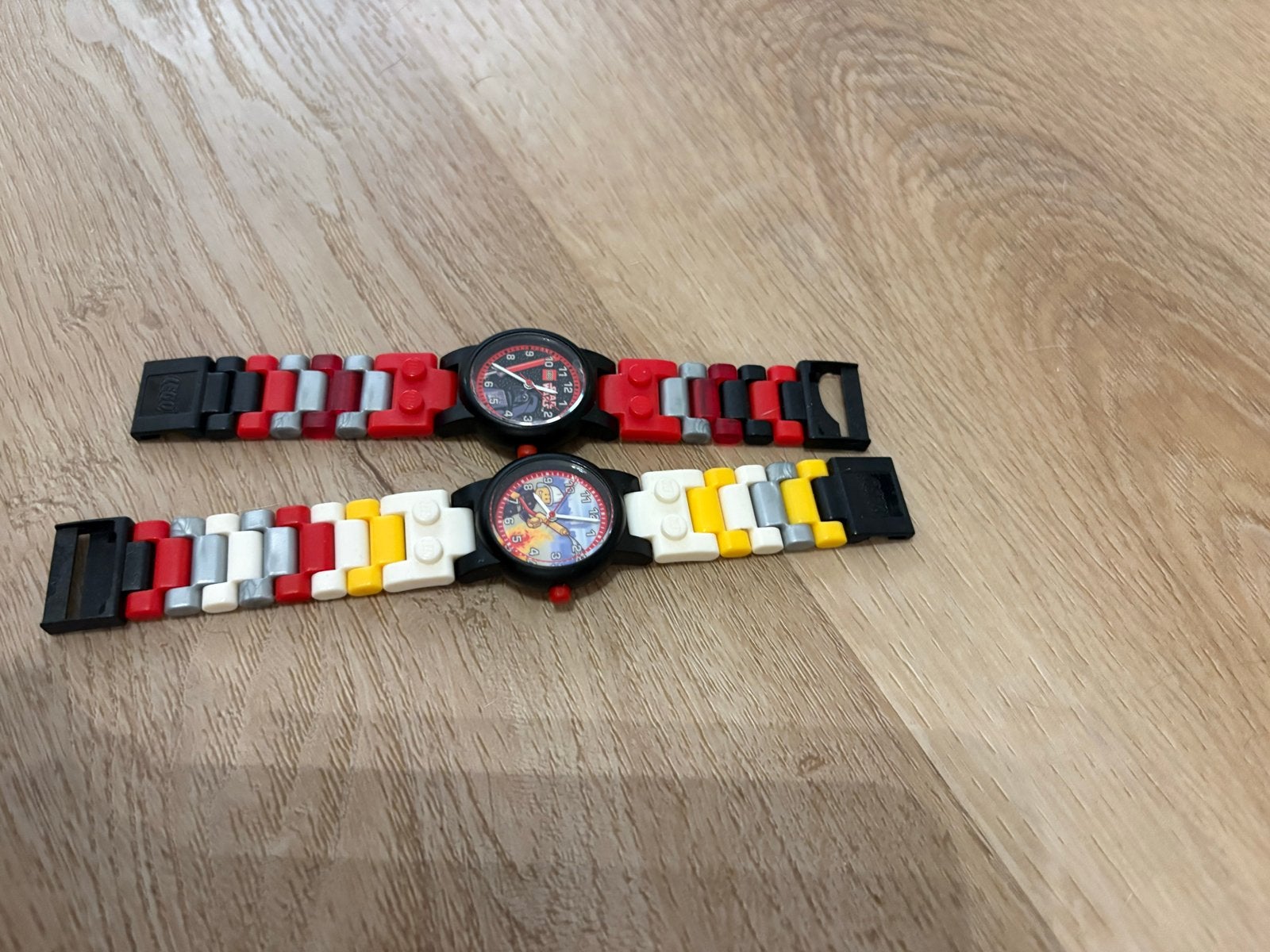 2 LEGO horloges voor kinderen - rood/zwart en meerkleurig, Ophalen of Verzenden, Gebruikt, Meerkleurig, Jongen of Meisje
