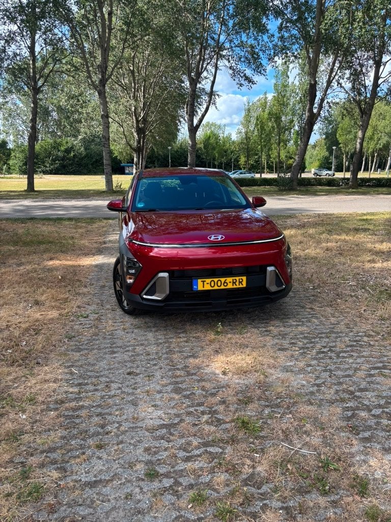 Hyundai Kona 1.6 GDI HEV 141pk DCT 2023 Rood, Auto's, Hyundai, Lichtsensor, Origineel Nederlands, 75 €/maand, 22 km/l