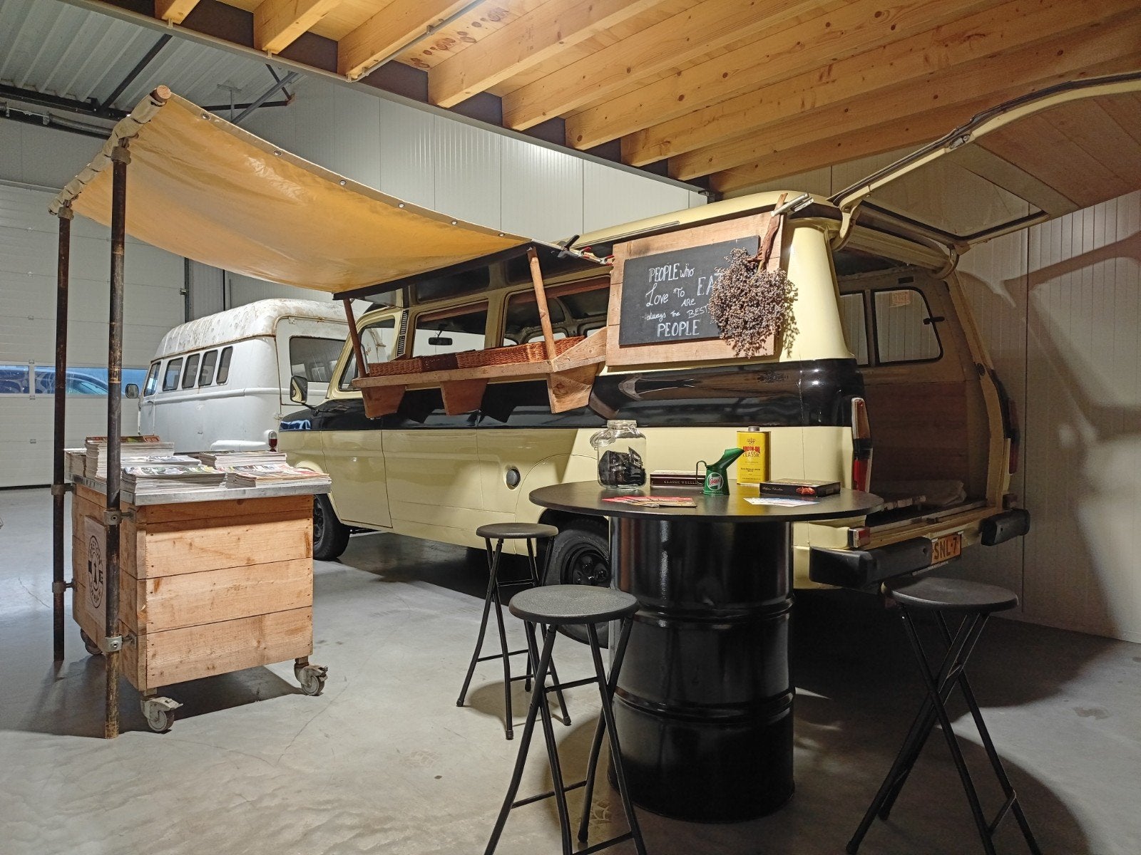 Ford Transit Foodtruck Benzine belastingvrij APK 2028!, Overige carrosserieën, 4 stoelen, Geel, 1954 cc