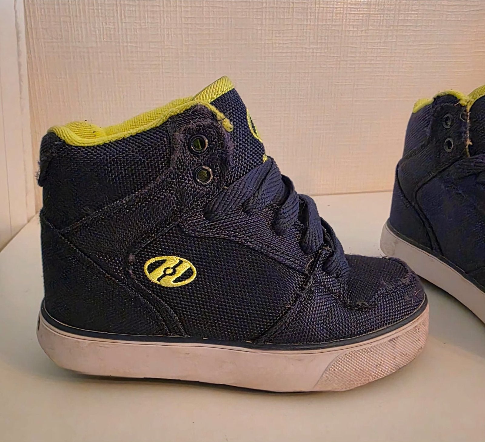 Heelys rolschoenen maat 31 - Donkerblauw met geel, Kinderen en Baby's, Speelgoed | Buiten | Rolschaatsen, Ophalen of Verzenden