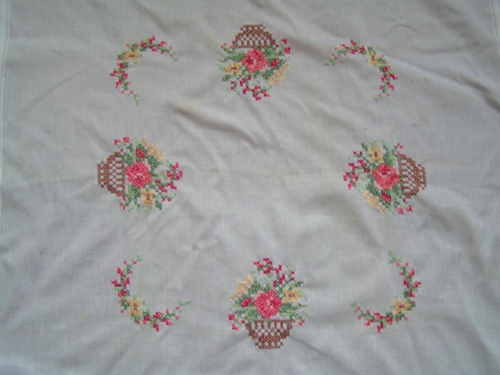 geborduurd tafelkleed met bloemenmandjes nr SS 1173, Huis en Inrichting, Tafelkleden, Verzenden, Zo goed als nieuw, Vierkant, Binnen