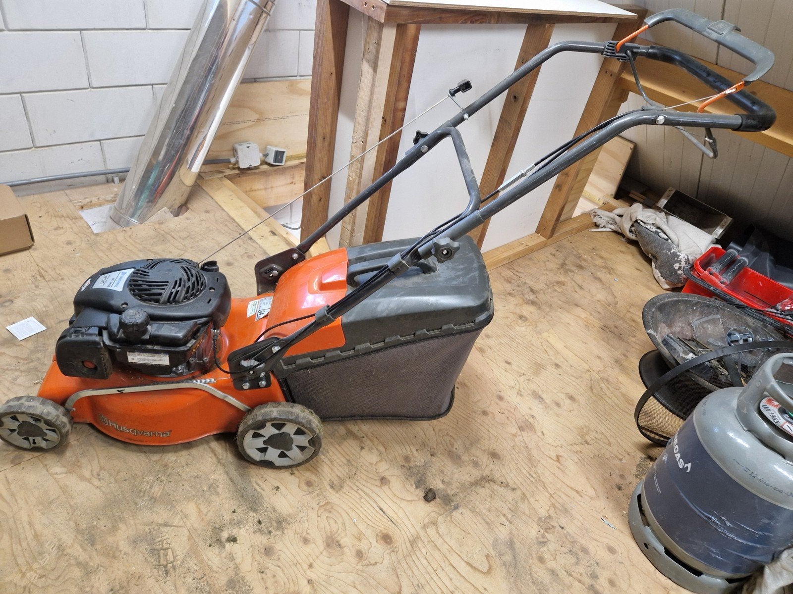 Husqvarna LC 140S Benzine Grasmaaier - Zo goed als nieuw, Ophalen, Cirkelmaaier, Zo goed als nieuw, Opvangbak