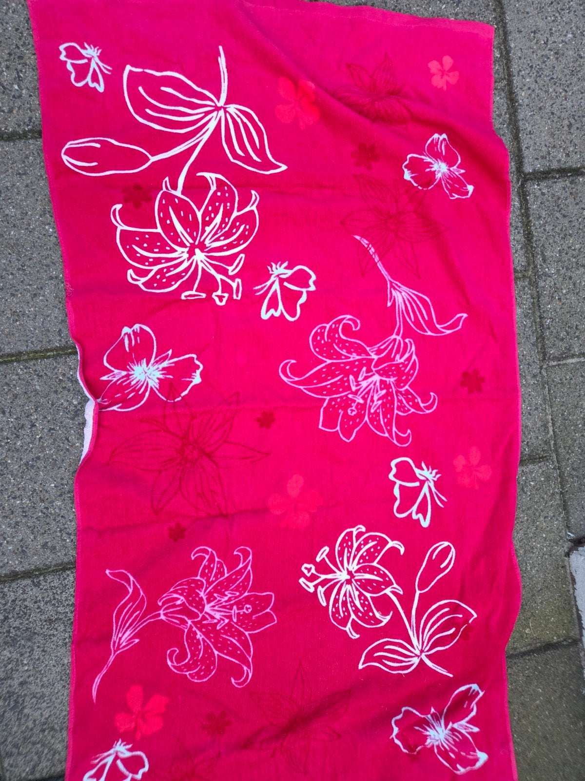 Roze handdoek met bloemenprint, Ophalen of Verzenden, Gebruikt, Roze, Handdoek