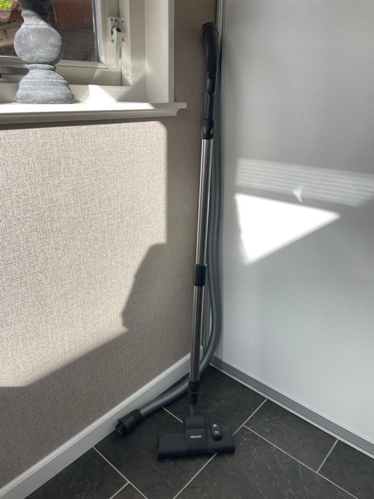 Miele stofzuigerslang met stang en mondstuk, Ophalen, Inclusief accessoires, Gebruikt, Miele